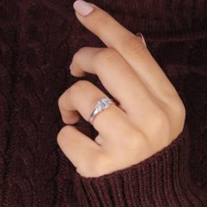 Bague Solitaire en Diamant Baguette avec Pierres Latérales Trois Pierres de Fiançailles Naturelles et Moissanite de Laboratoire-Vente en Gros - Product Image 1