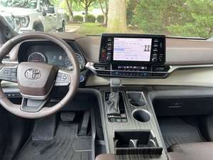 Furgoneta Usada 2023 para Sienna Platinum R20 con Interior Oscuro - Product Image 4