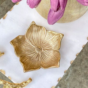 Tazón de chocolate profundo de metal, diseñado para contener grandes cantidades de chocolate derretido para la preparación de postres grandes. - Product Image 1