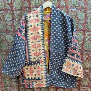 Veste Gudari faite à la main pour femmes en coton épais Kantha Style indien assortie veste en cuir ethnique réversible vintage - Product Image 2