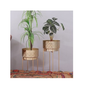 Ensemble de 2 jardinières en métal doré avec support pour salon et décoration intérieure, pots de plantes à prix de gros pour les fournisseurs en gros - Product Image 1