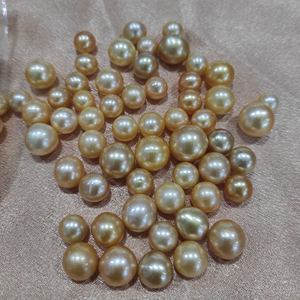 Perlas de oro especiales de grado A, de 9-10 mm, brillan con una elegancia radiante y un brillo dorado, radiando una belleza encantadora. - Product Image 1