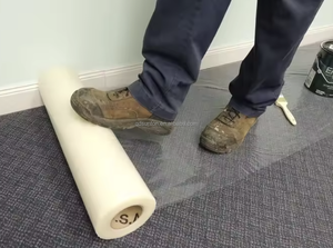 Rollo de Película Protectora de PE Autoadhesiva, Protector Perforado para Alfombras y Pisos de Automóviles, para el Cuidado Automotriz - Product Image 6