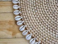 Sous-verre artisanal écologique en rotin/herbe marine avec coquillages, design moderne, couleur et taille personnalisables, origine Vietnam