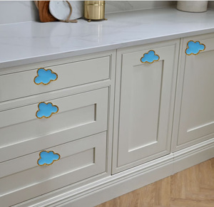 Tiradores de cajón de gabinete de resina azul con acabado de latón en forma de nube, diseño Industrial para dormitorio, armario, tocador, cocina - Product Image 3