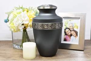 Revere Urne adulte en étain rustique Momentum Life Urnes de crémation en métal pour adultes Accents gravés à la main - Product Image 3