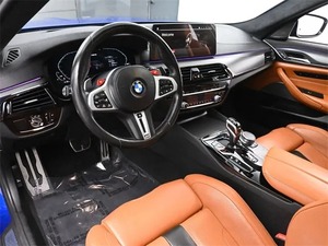 BMW M5 2022 con Volante a la Izquierda - Product Image 4