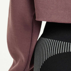 Vente en gros de sweat-shirts à capuche courts pour femmes, en coton uni, avec logo sur le devant, style streetwear décontracté, épaules tombantes, sweat-shirt à capuche court pour femmes - Product Image 5