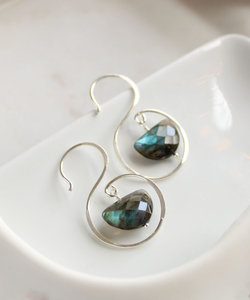 Abradorita-pendientes colgantes de media luna para mujer, aretes bohemios de alambre de plata 925 chapados en oro, colgante hecho a mano - Product Image 5