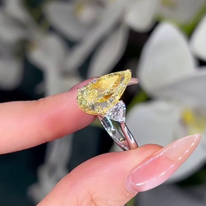 Anillo de Diamantes con Engaste Catedral de Dos Tonos con 6.00ct de Diamantes de Laboratorio (Fancy Yellow VVS-VS) - Product Image 5