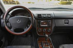 Mercedes-Benz ML320 d'occasion de 2002, sans réserve, 1 propriétaire, transmission intégrale, rouge bordeaux, provenance sud-est - Product Image 4