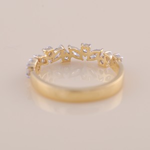 Anillo de media eternidad con diamantes marquise y redondos certificados por IGI en oro de 14 quilates - Product Image 4