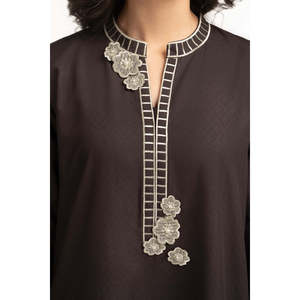 ชุดเซ็ตผ้าเครปสีน้ำตาลเข้มปักลายโดบี้สำหรับผู้หญิง ไซส์ XXS/XS ความยาวระดับเข่า เสื้อแขนสามส่วน ชุดสองชิ้น ดีไซน์โดดเด่น - Product Image 5