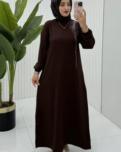 Abaya de luxe pour l'Aïd et les événements religieux Design minimaliste élégant avec tissu de qualité supérieure et finition lisse Convient pour l'Aïd - Product Image 3