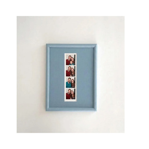 Cadre photo vintage en bois massif foncé : Cadre allongé avec monture colorée - Product Image 3