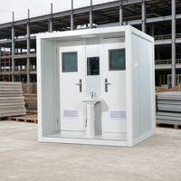 Cabine de toilettes portable à double poste pour chantier de construction avec portes en acier, évier central et ventilation