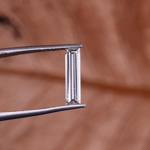 Diamant de laboratoire de forme baguette allongée certifié IGI VVS pour la fabrication de bijoux, diamant en vrac de forme antique au meilleur prix - Product Image 1