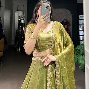 Lehenga choli de style pakistanais pour demoiselles d'honneur, fêtes de mariage fantaisistes, tenues de travail en soie et coton tissées - Product Image 1