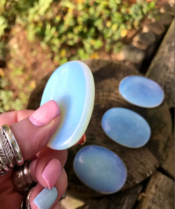 Pierres précieuses sculptées à la main en cristal Opalite, pierres d'inquiétude, pierre de poche - Product Image 6