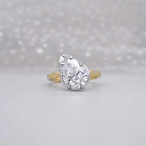Bague de fiançailles solitaire en diamant de laboratoire avec diamant taille poire certifié IGI, alliance pour femme - Product Image 1