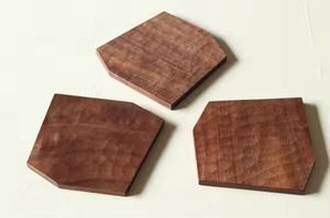 Dessous de verre en bois sculptés à la main avec une texture vintage conçus pour ajouter du charme et de la fonctionnalité aux tables à manger ou aux bureaux - Product Image 5