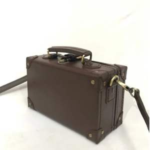 Sac à main classique d'inspiration rétro marron avec poignée élégante et sangle bandoulière amovible - Product Image 3