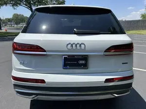 Audi Q7 2024 impecablemente limpio - Product Image 4