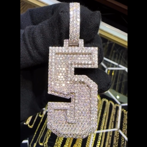 Colgante Hiphop Personalizado para Mujer de Oro Rosa con Moissanita VVS, Totalmente Engastado, Letra 5, Símbolo Cristiano, Engaste de Bisel, Cumpleaños - Product Image 5