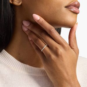 Anillo de Boda para Mujer, Plateado en Rodio, con Micro Pavé de Diamantes Redondos, de Platino, con Diamantes Cultivados en Laboratorio - Product Image 3