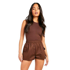 2023 Shorts Cargo 100% coton respirant pour femmes les plus élégantes en tissu éponge marron foncé avec poches latérales à la taille élastique - Product Image 4