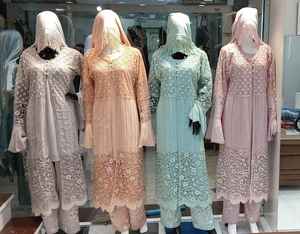 Ensemble de vêtements ethniques indiens élégants pour femmes Kurta en coton avec matériau en organza Salwar et Dupatta assorti - Product Image 2