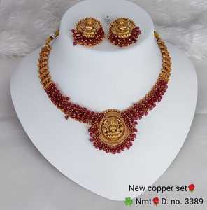 INDIEN DU SUD LAXMI STLYISH ANTIQUE TRADITIONNEL ET À LA MODE ENSEMBLE DE BIJOUX DU TEMPLE INDIEN DU SUD ENSEMBLE DE COLLIER ROND ET DE BOUCLES D'OREILLES - Product Image 2