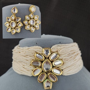 ชุดโชคเกอร์ Kundan ที่มีคุณภาพดีที่สุดสง่างามพร้อมต่างหูน่ารักชุดคลาสสิกสำหรับผู้หญิงคอลเลกชันงานแต่งงาน - Product Image 1