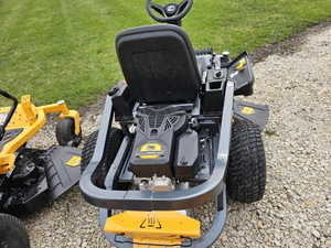 Cortadora de césped Cub Cadet ZTS1 42 Zero-Turn para propiedades residenciales con colinas, obstáculos y espacios reducidos. - Product Image 4