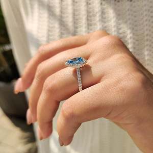 Bague en diamant exquise avec sertissage cathédrale en forme de poire bleu cyan vibrant - Product Image 4