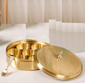 Boîte à épices en laiton artistique pour une utilisation décorative et fonctionnelle en cuisine, mettant en valeur l'artisanat traditionnel indien - Product Image 1