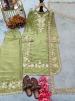 Tissu de pelouse floral A-ligne Salwar Kameez brodé à la main dames robe de soirée Style indien pakistanais fêtes de mariage Slip