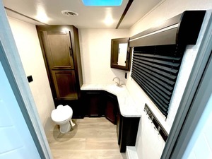 Autocaravana C-R-O-S-S-R-O-A-D-S RV C-R-U-I-S-E-R AIRE 27RBS 2021 USADA EN BUEN ESTADO DISPONIBLE PARA LA VENTA - Product Image 2