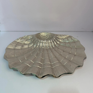 Bandeja Decorativa de Aluminio Fundido a Mano con Textura de Hoja, 16 Pulgadas, Acabado Plata Antigua, Centro de Mesa Moderno para Bodas y Diwali - Product Image 1