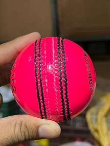 Logo personnalisé de haute qualité 5 couches 156g matériel en cuir de balle dure de cricket - Product Image 4