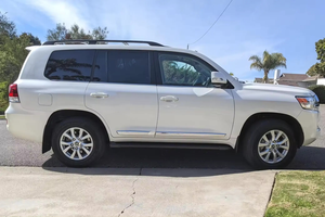 Toyota Land Cruiser 5.7L V8 Power 4WD avec différentiel central verrouillable, non modifié, modèle 2020-2021, idéal pour les 4 à 6 ans. - Product Image 3