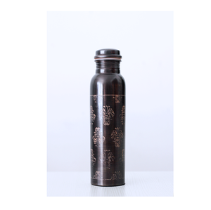 Botella de agua ayurvédica de cobre puro que ofrece un diseño artesanal de primera calidad para beber de forma saludable a diario y un estilo elegante y pulido. - Product Image 2