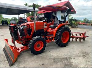 Mini-tracteur Kubota haut de gamme avec chargeur frontal, tracteur utilitaire compact de petite taille, équipement agricole, haute performance, longue durée de vie - Product Image 3