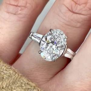 Bague de fiançailles Moissanite ovale 12x8mm | Pierres latérales baguette effilées | OEM de bijoux fins de mariage de mariée en argent or - Product Image 2