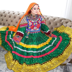 Robe de fête de mariage en velours afghan traditionnelle brodée pour femmes Salwar Kameez en soie faite à la main taille personnalisée en coton en vente - Product Image 1