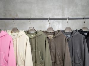 Sudadera con capucha suelta con estampado de letras recortadas para mujer con logotipo personalizado Sudadera con capucha de manga larga de color sólido para mujer - Product Image 5