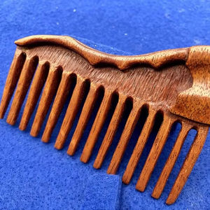 PROPIEDADES Peine de pelo con mango de madera hecho a mano para uso en Salón de la India Peine de madera al por mayor para uso comercial en venta en - Product Image 1