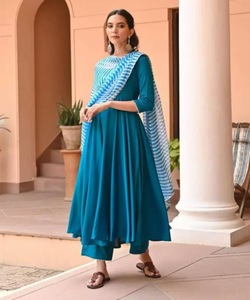 Fusion de la mode: Salwar Kameez de style pakistanais-Fusion de styles traditionnels et modernes, créant un VÊTEMENT de mode chic et élégant - Product Image 1