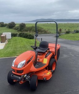 Mini-tracteur Kubota pour la tonte des pelouses avec. - Product Image 3