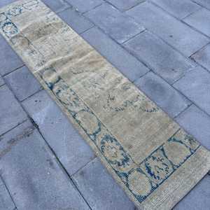 Alfombra Vintage de Estilo Runner de 1.7x7.5 pies (52x229 cm), Alfombra Turca con Bordes Azules - Product Image 4